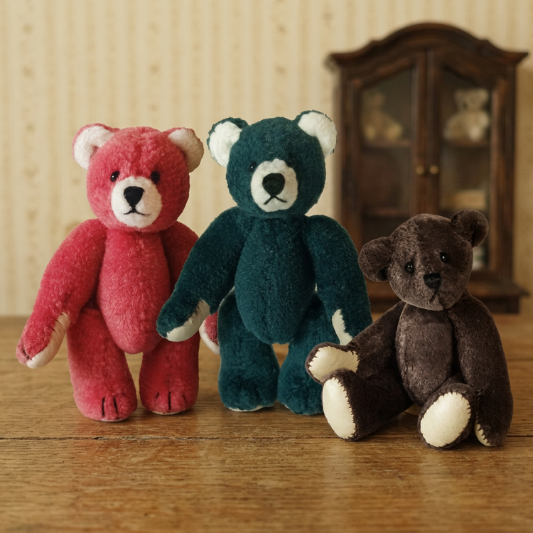 Miniatur-Teddys Litschi, Petrol und Mokka im nostalgischen Ambiente